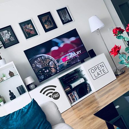 Apartamento E1 Luxury Oldtown Apt - 2X Parking, Foodstore, Pcscreen, Netflix, Unlimited Music, Crib, Babychair, Fastwifi, Aircon Košice Exterior foto