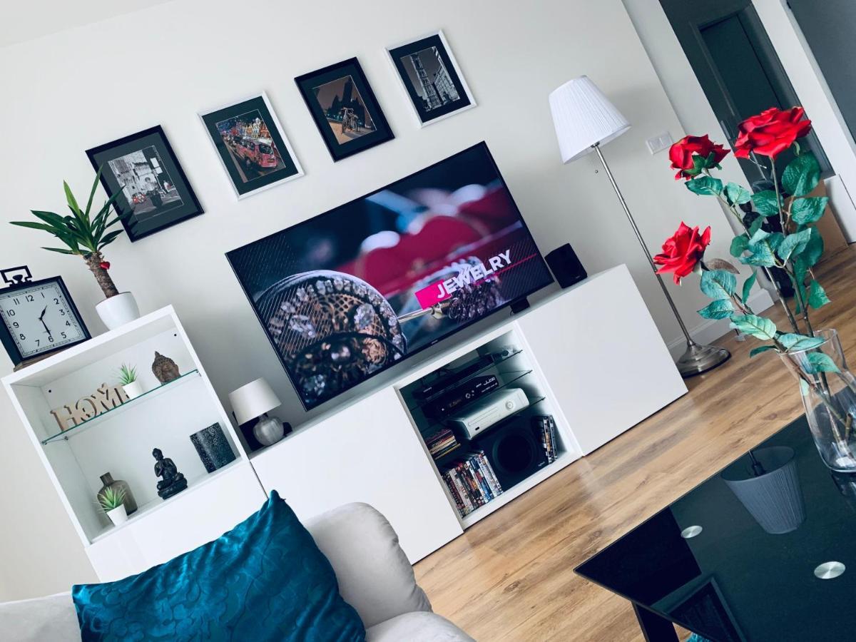 Apartamento E1 Luxury Oldtown Apt - 2X Parking, Foodstore, Pcscreen, Netflix, Unlimited Music, Crib, Babychair, Fastwifi, Aircon Košice Exterior foto