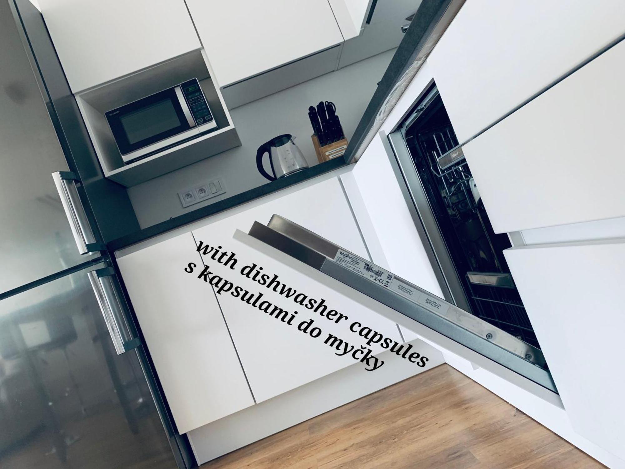 Apartamento E1 Luxury Oldtown Apt - 2X Parking, Foodstore, Pcscreen, Netflix, Unlimited Music, Crib, Babychair, Fastwifi, Aircon Košice Exterior foto