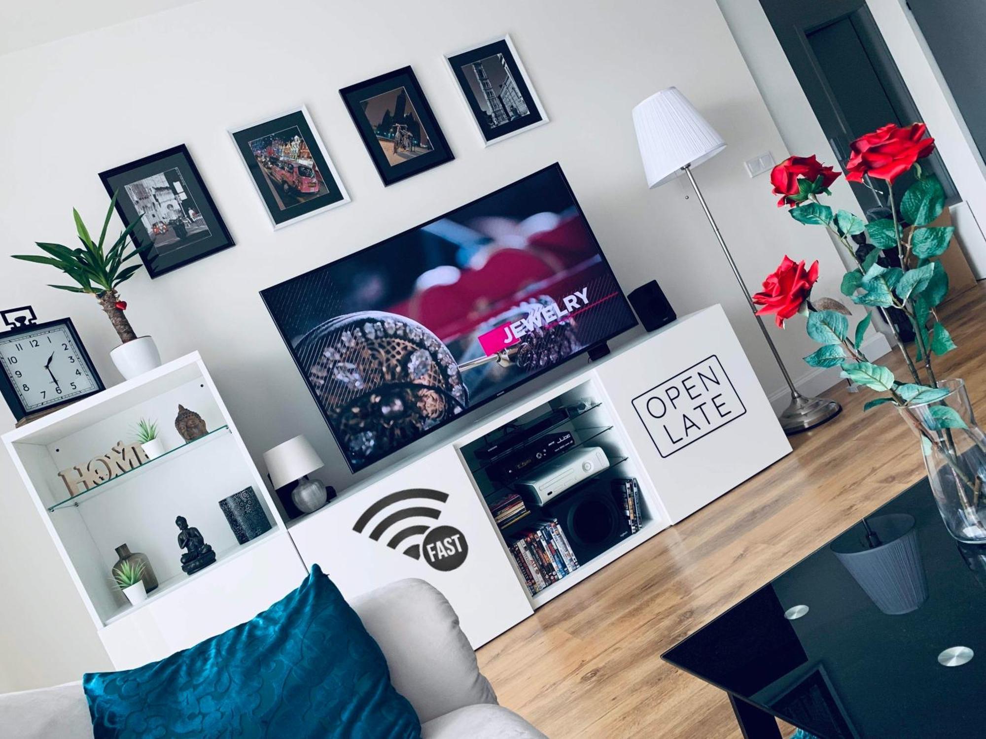 Apartamento E1 Luxury Oldtown Apt - 2X Parking, Foodstore, Pcscreen, Netflix, Unlimited Music, Crib, Babychair, Fastwifi, Aircon Košice Exterior foto